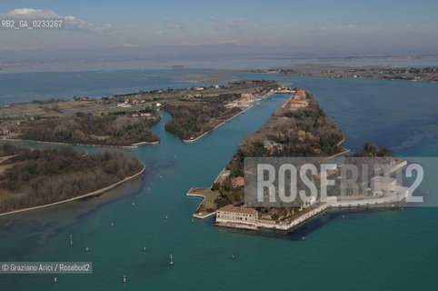 VENEZIA MARZO 2006 - FOTO AEREA DELLISOLA DELLA CERTOSA E DEL FORTE DI S.ANDREA CON LO SCALO PER IDROVOLANTI ©Graziano Arici/Rosebud2