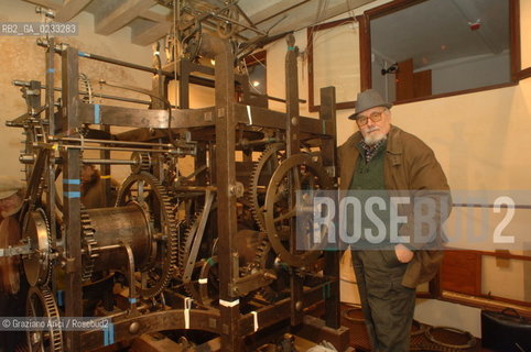 VENEZIA 24 FEBBRAIO 2006 - LAVORI DI RESTAURO DELLA TORRE DELLOROLOGIO - LOROLOGIAIO ALBERTO GORLA ©Graziano Arici/Rosebud2 BRANDOLIN & DOTTOR OROLOGIO