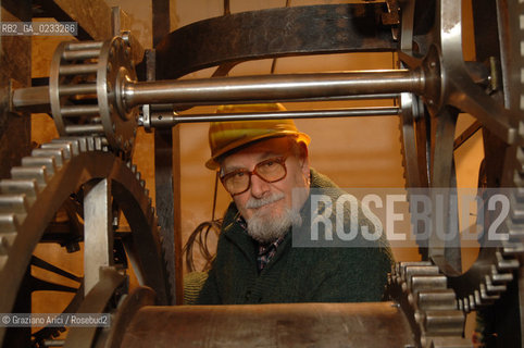 VENEZIA 24 FEBBRAIO 2006 - LAVORI DI RESTAURO DELLA TORRE DELLOROLOGIO - LOROLOGIAIO ALBERTO GORLA ©Graziano Arici/Rosebud2 BRANDOLIN & DOTTOR OROLOGIO