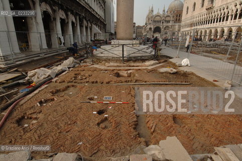 VENEZIA 31/03/06 LAVORI DEL CONSORZIO VENEZIA NUOVA SULLA  PIAZZA SAN MARCO : RITROVAMENTO DI RESTI DI PAVIMENTO E DEL BASAMENTO DELLA COLONNA DEL TODARO  ©Graziano Arici/Rosebud2 ARCHEO