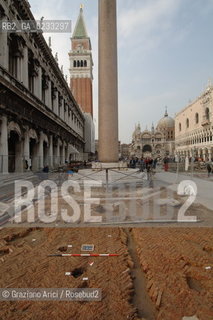 VENEZIA 31/03/06 LAVORI DEL CONSORZIO VENEZIA NUOVA SULLA  PIAZZA SAN MARCO : RITROVAMENTO DI RESTI DI PAVIMENTO E DEL BASAMENTO DELLA COLONNA DEL TODARO  ©Graziano Arici/Rosebud2 ARCHEO