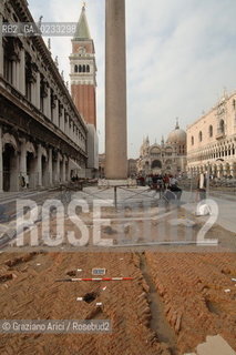 VENEZIA 31/03/06 LAVORI DEL CONSORZIO VENEZIA NUOVA SULLA  PIAZZA SAN MARCO : RITROVAMENTO DI RESTI DI PAVIMENTO E DEL BASAMENTO DELLA COLONNA DEL TODARO  ©Graziano Arici/Rosebud2 ARCHEO