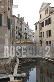 VENEZIA 2006 - SCAVO E PULIZIA DEL FANGO DEI CANALI ALLA MADDALENA ©Graziano Arici/Rosebud2