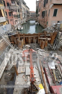 VENEZIA 2006 - SCAVO E PULIZIA DEL FANGO DEI CANALI ALLA MADDALENA ©Graziano Arici/Rosebud2
