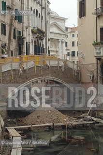 VENEZIA 2006 - SCAVO E PULIZIA DEL FANGO DEI CANALI ALLA MADDALENA ©Graziano Arici/Rosebud2