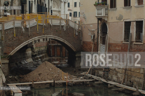 VENEZIA 2006 - SCAVO E PULIZIA DEL FANGO DEI CANALI ALLA MADDALENA ©Graziano Arici/Rosebud2
