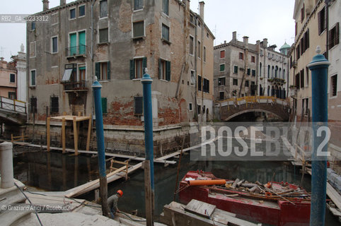 VENEZIA 2006 - SCAVO E PULIZIA DEL FANGO DEI CANALI ALLA MADDALENA ©Graziano Arici/Rosebud2