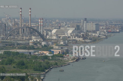 VENEZIA 25 MAGGIO 2006 - FOTO AEREA DI PORTO MARGHERA ©Graziano Arici/Rosebud2 INQUINAMENTO