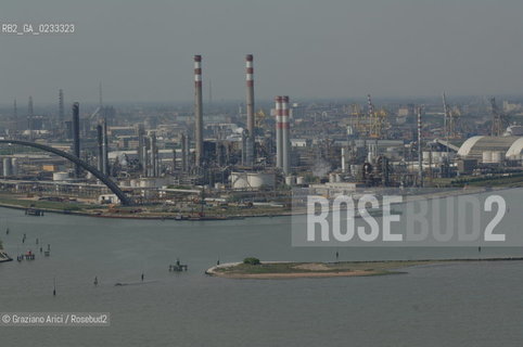 VENEZIA 25 MAGGIO 2006 - FOTO AEREA DI PORTO MARGHERA ©Graziano Arici/Rosebud2 INQUINAMENTO