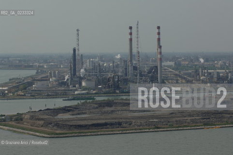 VENEZIA 25 MAGGIO 2006 - FOTO AEREA DI PORTO MARGHERA ©Graziano Arici/Rosebud2 INQUINAMENTO