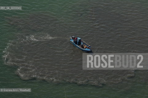 VENEZIA 25 MAGGIO 2006 - FOTO AEREA DI VONGOLARI NELLE BARENE IN LAGUNA SUD ©Graziano Arici/Rosebud2 BARENA LAGUNA PESCA