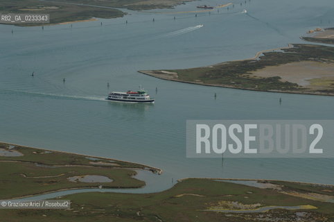 VENEZIA 25 MAGGIO 2006 - FOTO AEREA DELLE BARENE IN LAGUNA NORD BARCA ACTV MOTONAVE  ©Graziano Arici/Rosebud2 BARENA LAGUNA