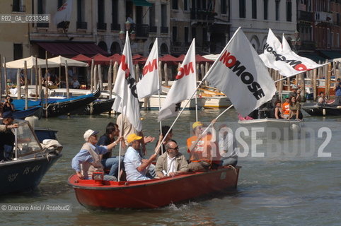 VENICE 22/05/06 MANIFESTATION AGAINST THE MOSE PROJECT. THE MOSE PROJECT IS THE THE DIGUE SYSTEM AGAINST THE HIGH TIDE IN VENICE ©Graziano Arici/Rosebud2 MANIFESTAZIONE PROTESTA
