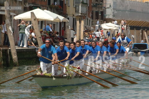 VENEZIA 4 GIUGNO 2006 - IL PASSAGGIO DELLA VOGALONGA NEL CANALE DI CANNAREGIO ©Graziano Arici/Rosebud2  BARCA REGATA