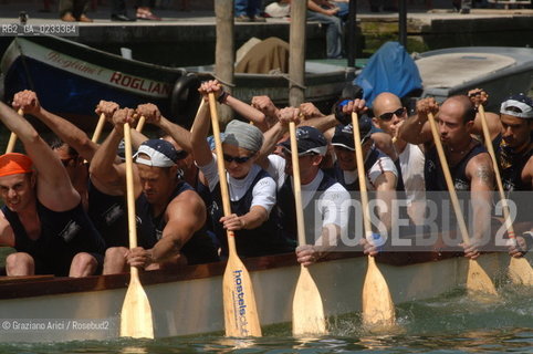 VENEZIA 4 GIUGNO 2006 - IL PASSAGGIO DELLA VOGALONGA NEL CANALE DI CANNAREGIO ©Graziano Arici/Rosebud2  BARCA REGATA