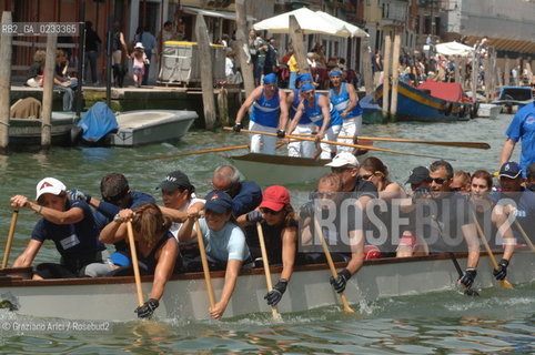 VENEZIA 4 GIUGNO 2006 - IL PASSAGGIO DELLA VOGALONGA NEL CANALE DI CANNAREGIO ©Graziano Arici/Rosebud2  BARCA REGATA