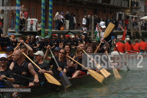 VENEZIA 4 GIUGNO 2006 - IL PASSAGGIO DELLA VOGALONGA NEL CANALE DI CANNAREGIO ©Graziano Arici/Rosebud2  BARCA REGATA