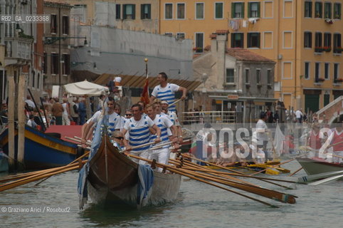 VENEZIA 4 GIUGNO 2006 - IL PASSAGGIO DELLA VOGALONGA NEL CANALE DI CANNAREGIO ©Graziano Arici/Rosebud2  BARCA REGATA