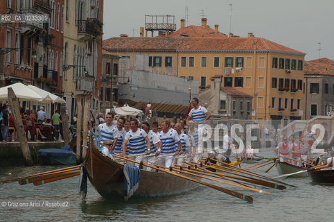 VENEZIA 4 GIUGNO 2006 - IL PASSAGGIO DELLA VOGALONGA NEL CANALE DI CANNAREGIO ©Graziano Arici/Rosebud2  BARCA REGATA
