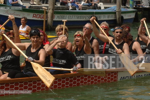 VENEZIA 4 GIUGNO 2006 - IL PASSAGGIO DELLA VOGALONGA NEL CANALE DI CANNAREGIO ©Graziano Arici/Rosebud2  BARCA REGATA