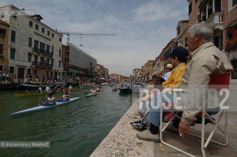 VENEZIA 4 GIUGNO 2006 - IL PASSAGGIO DELLA VOGALONGA NEL CANALE DI CANNAREGIO ©Graziano Arici/Rosebud2  BARCA REGATA