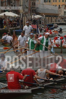VENEZIA 4 GIUGNO 2006 - IL PASSAGGIO DELLA VOGALONGA NEL CANALE DI CANNAREGIO ©Graziano Arici/Rosebud2  BARCA REGATA