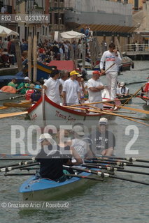 VENEZIA 4 GIUGNO 2006 - IL PASSAGGIO DELLA VOGALONGA NEL CANALE DI CANNAREGIO ©Graziano Arici/Rosebud2  BARCA REGATA