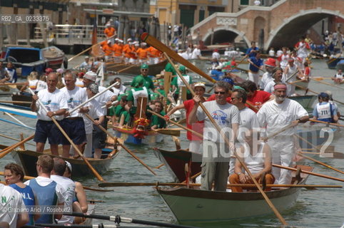 VENEZIA 4 GIUGNO 2006 - IL PASSAGGIO DELLA VOGALONGA NEL CANALE DI CANNAREGIO ©Graziano Arici/Rosebud2  BARCA REGATA