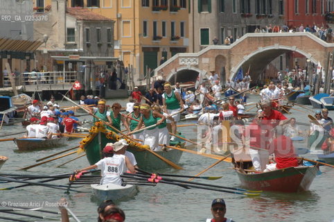 VENEZIA 4 GIUGNO 2006 - IL PASSAGGIO DELLA VOGALONGA NEL CANALE DI CANNAREGIO ©Graziano Arici/Rosebud2  BARCA REGATA