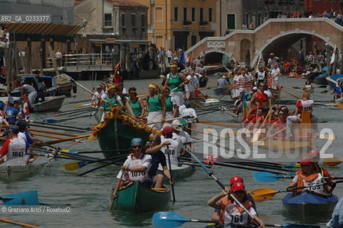 VENEZIA 4 GIUGNO 2006 - IL PASSAGGIO DELLA VOGALONGA NEL CANALE DI CANNAREGIO ©Graziano Arici/Rosebud2  BARCA REGATA