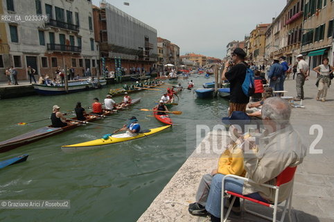 VENEZIA 4 GIUGNO 2006 - IL PASSAGGIO DELLA VOGALONGA NEL CANALE DI CANNAREGIO ©Graziano Arici/Rosebud2  BARCA REGATA