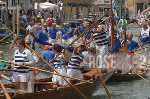 VENEZIA 4 GIUGNO 2006 - IL PASSAGGIO DELLA VOGALONGA NEL CANALE DI CANNAREGIO ©Graziano Arici/Rosebud2  BARCA REGATA