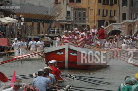 VENEZIA 4 GIUGNO 2006 - IL PASSAGGIO DELLA VOGALONGA NEL CANALE DI CANNAREGIO ©Graziano Arici/Rosebud2  BARCA REGATA