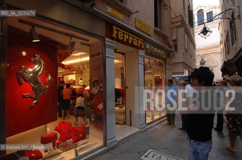 VENEZIA 29/07/06 NEGOZIO FERRARI IN MERCERIA ©Graziano Arici/Rosebud2