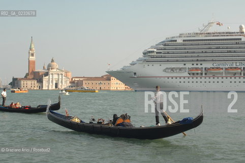 VENEZIA OTTOBRE 2006 NAVE DA CROCIERA TRANSATLANTICO - ©Graziano Arici/Rosebud2 GONDOLA