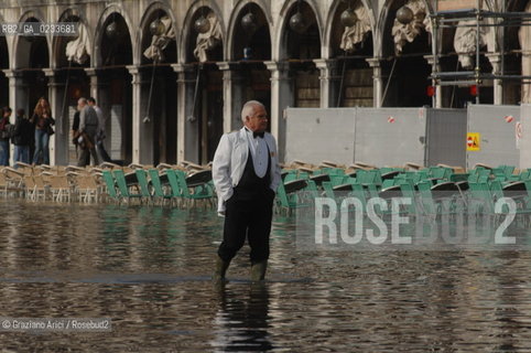 VENEZIA 24 OTTOBRE 2006 - ALTA MAREA IN PIAZZA S.MARCO @ Graziano Arici/Rosebud2 TURISMO ACQUA ALTA