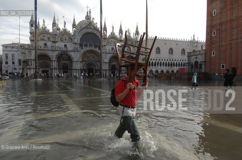 VENEZIA 24 OTTOBRE 2006 - ALTA MAREA IN PIAZZA S.MARCO @ Graziano Arici/Rosebud2 TURISMO ACQUA ALTA