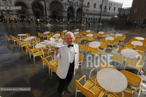 VENEZIA 24 OTTOBRE 2006 - ALTA MAREA IN PIAZZA S.MARCO @ Graziano Arici/Rosebud2 TURISMO ACQUA ALTA