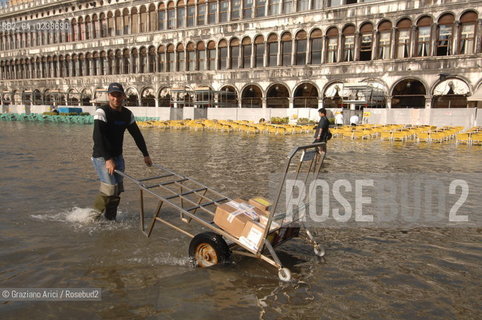 VENEZIA 24 OTTOBRE 2006 - ALTA MAREA IN PIAZZA S.MARCO @ Graziano Arici/Rosebud2 TURISMO ACQUA ALTA