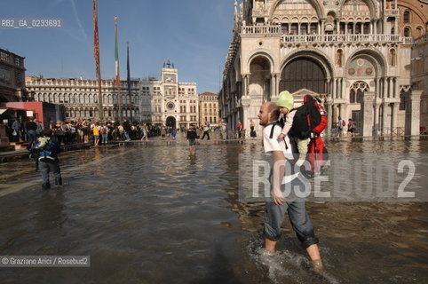 VENEZIA 24 OTTOBRE 2006 - ALTA MAREA IN PIAZZA S.MARCO @ Graziano Arici/Rosebud2 TURISMO ACQUA ALTA