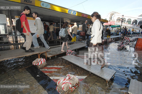 VENEZIA 24 OTTOBRE 2006 - ALTA MAREA A RIALTO @ Graziano Arici/Rosebud2 TURISMO ACQUA ALTA