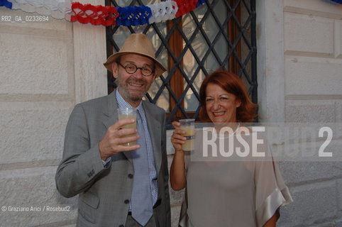 VENEZIA 14 LUGLIO 2006 - FESTA DEL 14 LUGLIO DAVANTI A PALAZZO GRASSI CON EMMANUELLE FERRARI E JEAN-JACQUES AILLAGON @ Graziano Arici/Rosebud2
