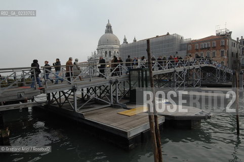 VENEZIA - NOVEMBRE 2006 - FESTA DELLA MADONNA DELLA SALUTE - PONTE DI BARCHE VOTIVO ©Graziano Arici/Rosebud2