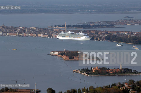 VENEZIA OTTOBRE 2006 FOTO AEREA DI VENEZIA CON UNA NAVE DA CROCIERA - ©Graziano Arici/Rosebud2