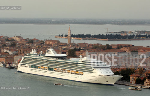 VENEZIA OTTOBRE 2006 FOTO AEREA DI VENEZIA CON UNA NAVE DA CROCIERA - ©Graziano Arici/Rosebud2