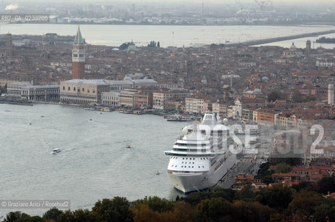 VENEZIA OTTOBRE 2006 FOTO AEREA DI VENEZIA CON UNA NAVE DA CROCIERA - ©Graziano Arici/Rosebud2