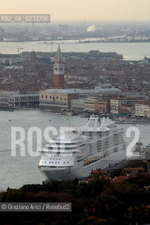 VENEZIA OTTOBRE 2006 FOTO AEREA DI VENEZIA CON UNA NAVE DA CROCIERA - ©Graziano Arici/Rosebud2
