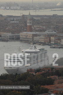 VENEZIA OTTOBRE 2006 FOTO AEREA DI VENEZIA CON UNA NAVE DA CROCIERA - ©Graziano Arici/Rosebud2