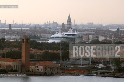 VENEZIA OTTOBRE 2006 FOTO AEREA DI VENEZIA CON UNA NAVE DA CROCIERA - ©Graziano Arici/Rosebud2