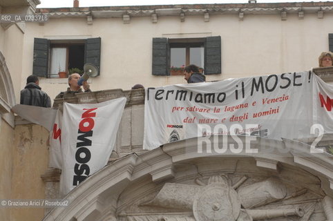 VENEZIA 20 NOVEMBRE 2006 - OCCUPAZIONE DA PARTE DELLASSEMBLEA NOMOSE DELLA SEDE DEL CONSORZIO VENEZIA NUOVA ©Graziano Arici/Rosebud2 NO GLOBAL DISOBBEDIENTI